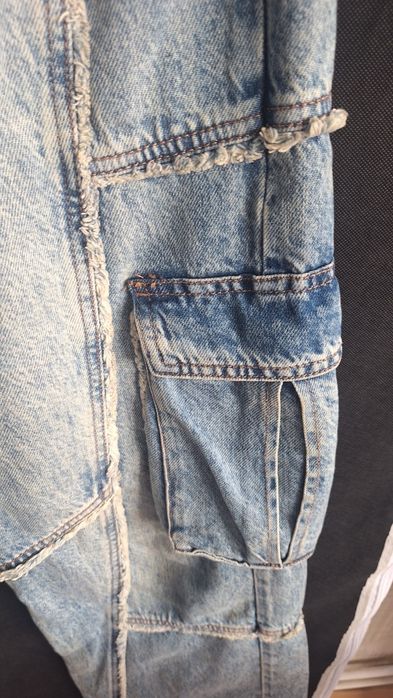 Blugi cargo cu buzunare Bershka