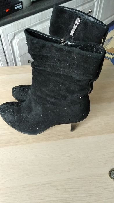 Продам. Натуральные. Замша.
