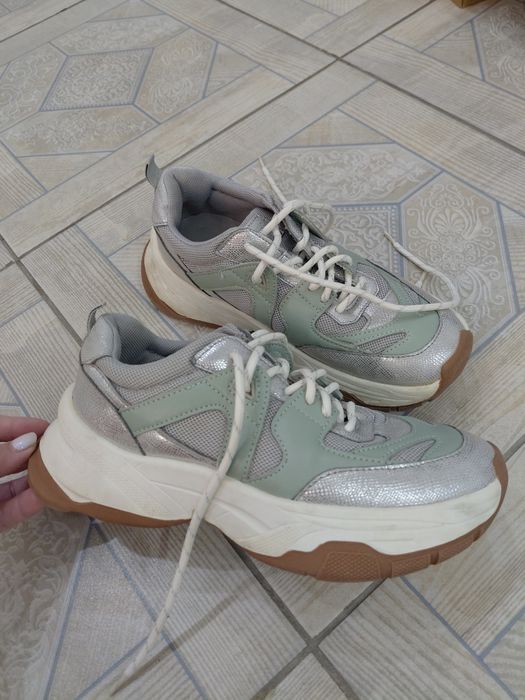 Кроссовки женские