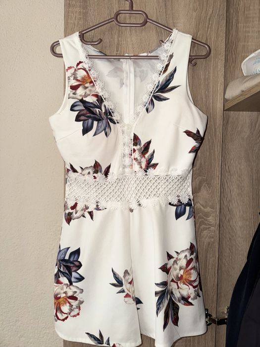 Бял  Гащеризон с цветя