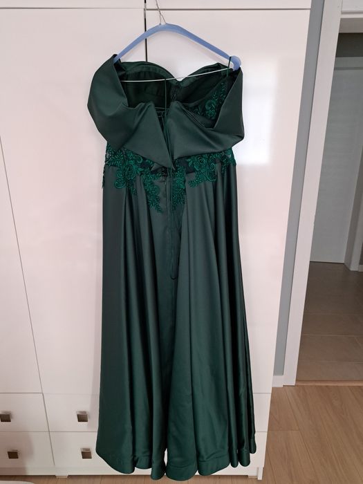 Тъмно зелена официална рокля