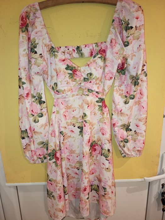 Бяла рокля с розови цветя