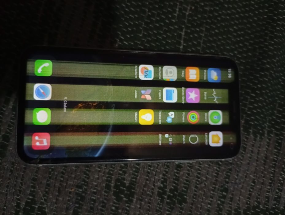 Vând iPhone XR  ( Preț negociabil sau schimb cu controller de PS4)