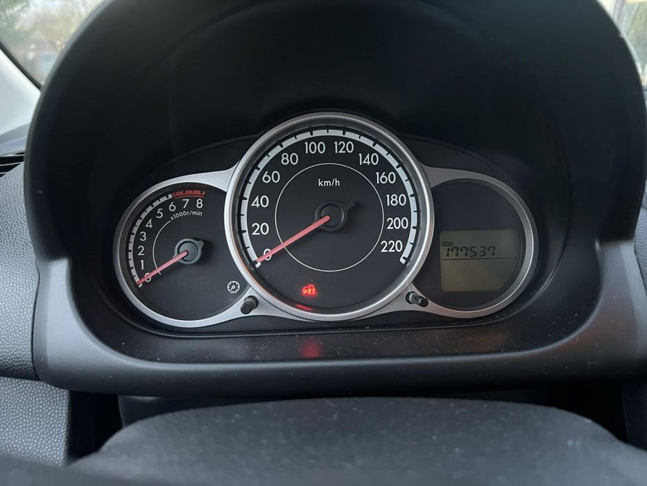 Мазда 2  1.4 бензин