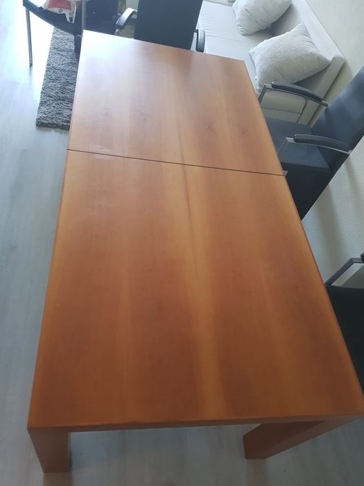 Масивна кухненска маса