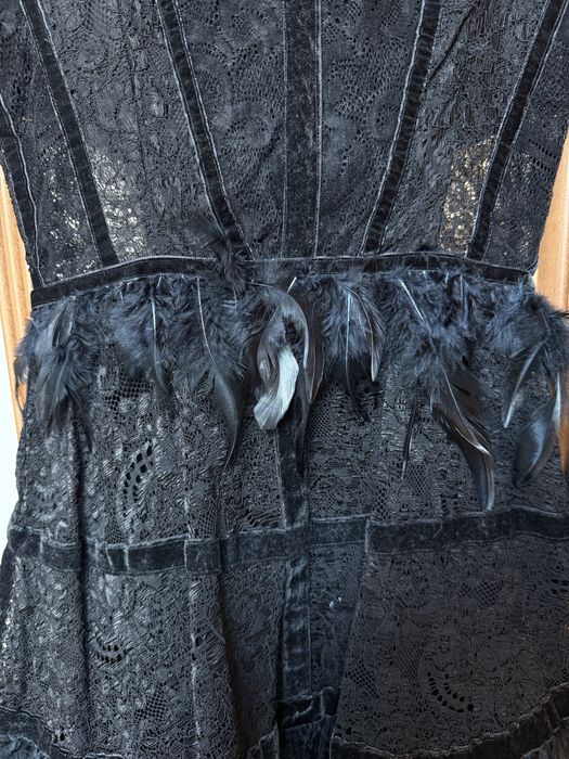 Черна рокля с пера