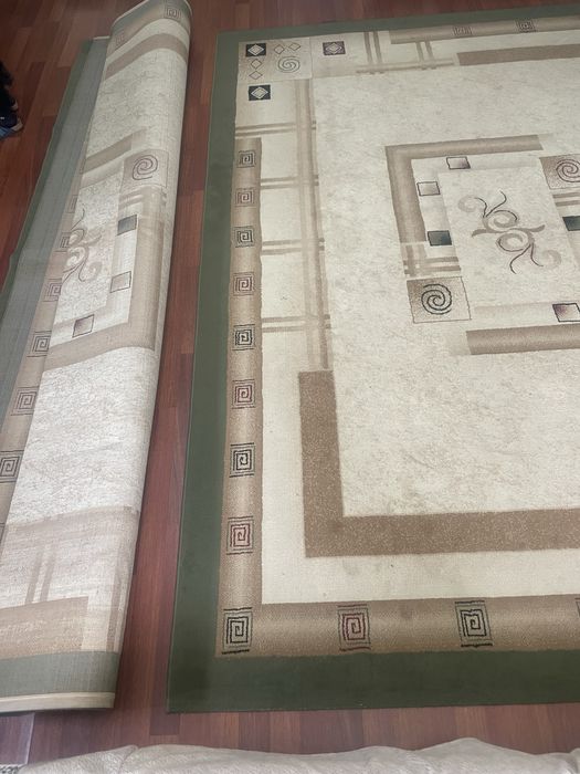 Продам  2  одинаковых ковра , очень добротные .3*4