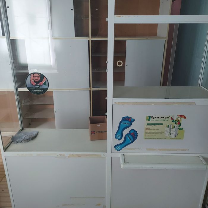 Продам аптечный  шкаф и стеклянные витрины