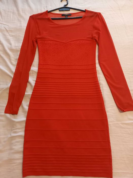 Елегантна червена рокля.