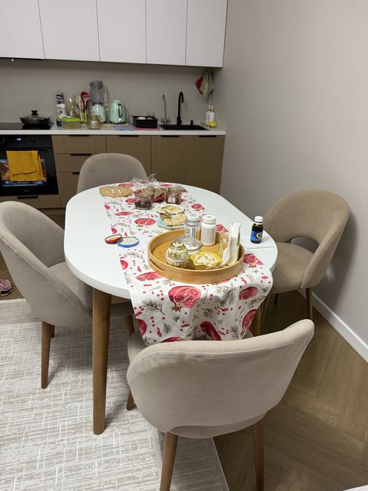 Стол и стулья для гостиной