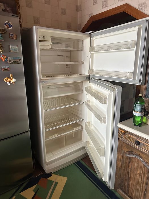 Холодильник большой и вместительный