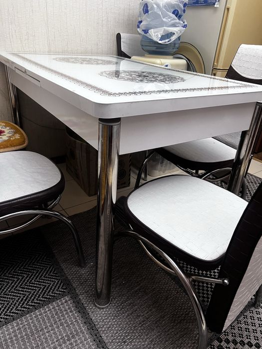 Стеклянный стол со стульями