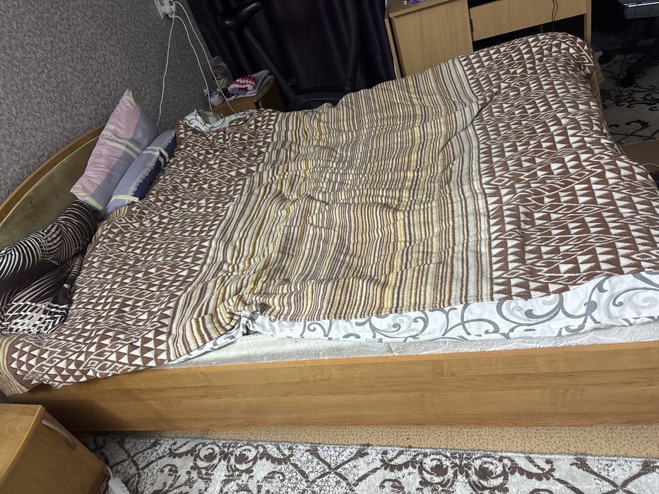 кровать с матрасом