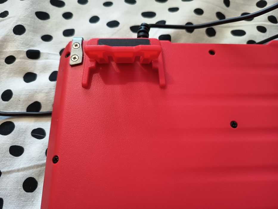 Клавиатура, слушалки и игра