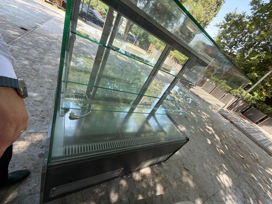 Vitrina xolodelnik