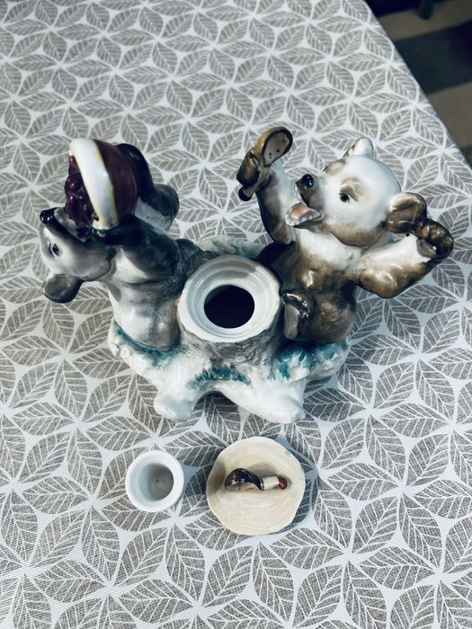 Продаю фарфоровую статуэтку -чернильницу Медведи