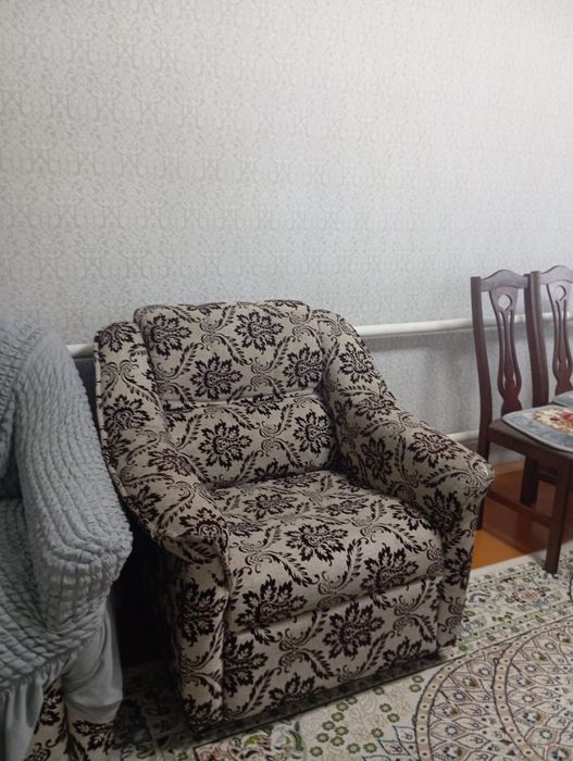 Диван с креслом оба с чехлом