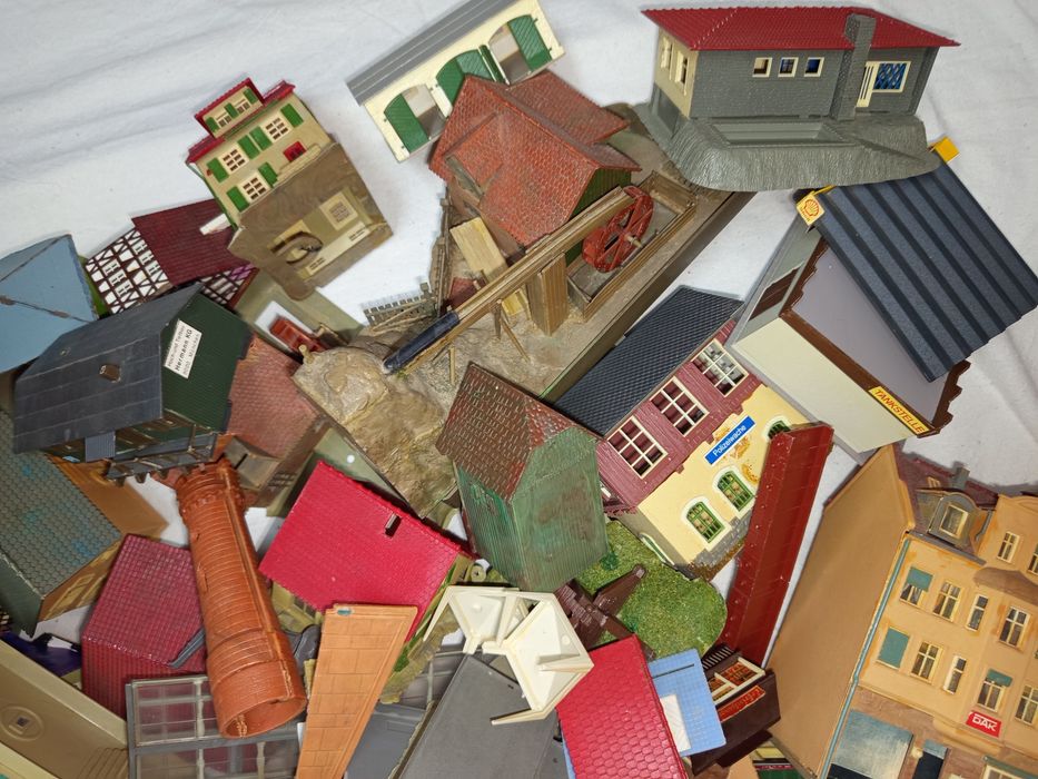 Set 2 căsuțe machete HO incomplete trenulețe diorama