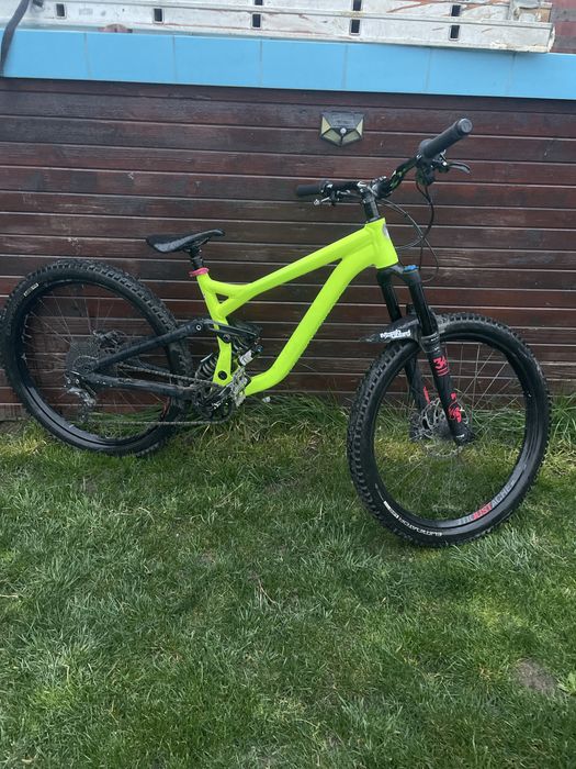 Vand commencal supreme dh v3 custom,in stare f buna