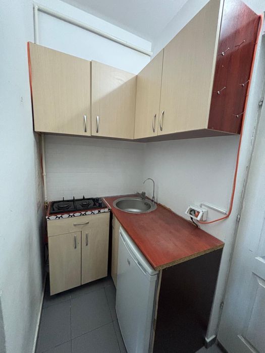 Cameră 220€ la Piața Nicolina, la strada, deasupra la Salon Venus, et3