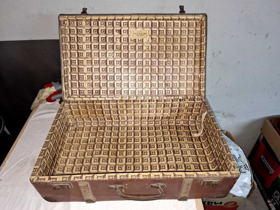 Много стари куфари