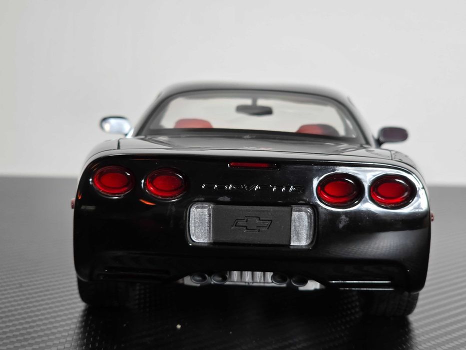 Macheta Auto 1/18 UT Models Chevrolet Corvette 1998