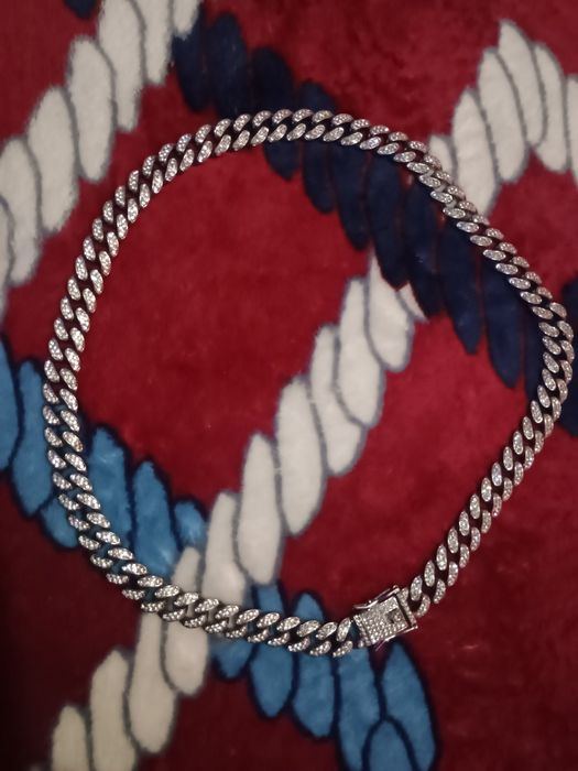 Vând lanțuri si brățări