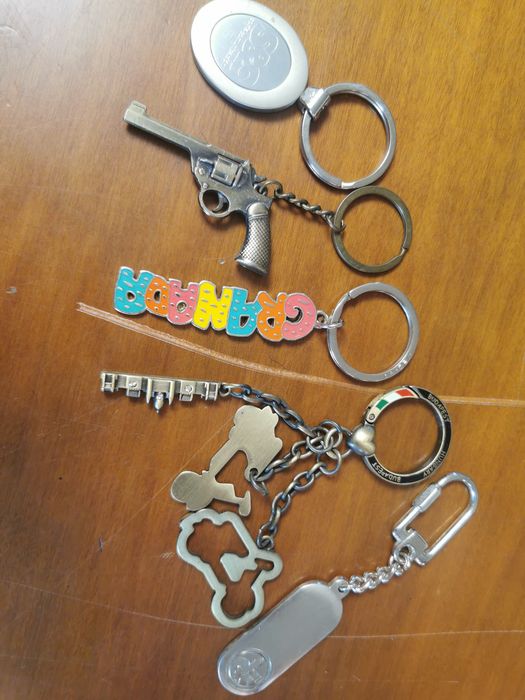 Vand brelocuri pentru chei