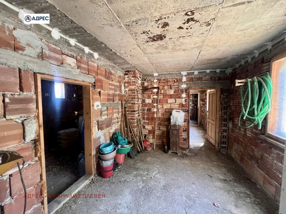 Къща в Ловеч, област-с.Къкрина площ 170 цена 17895