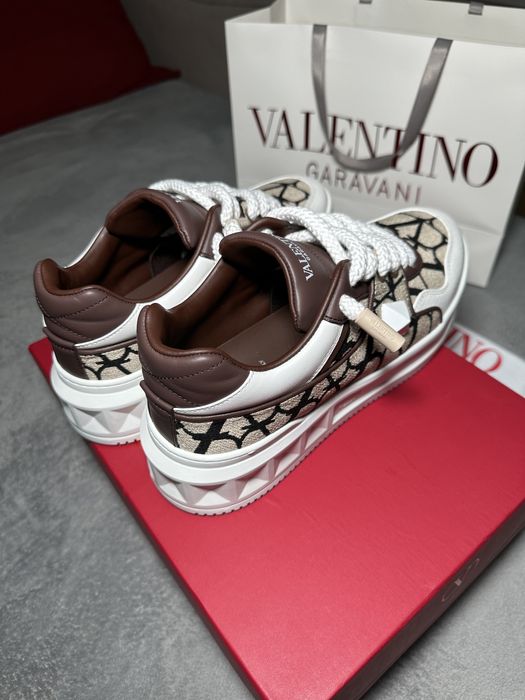 Vând Valentino One Stud XL