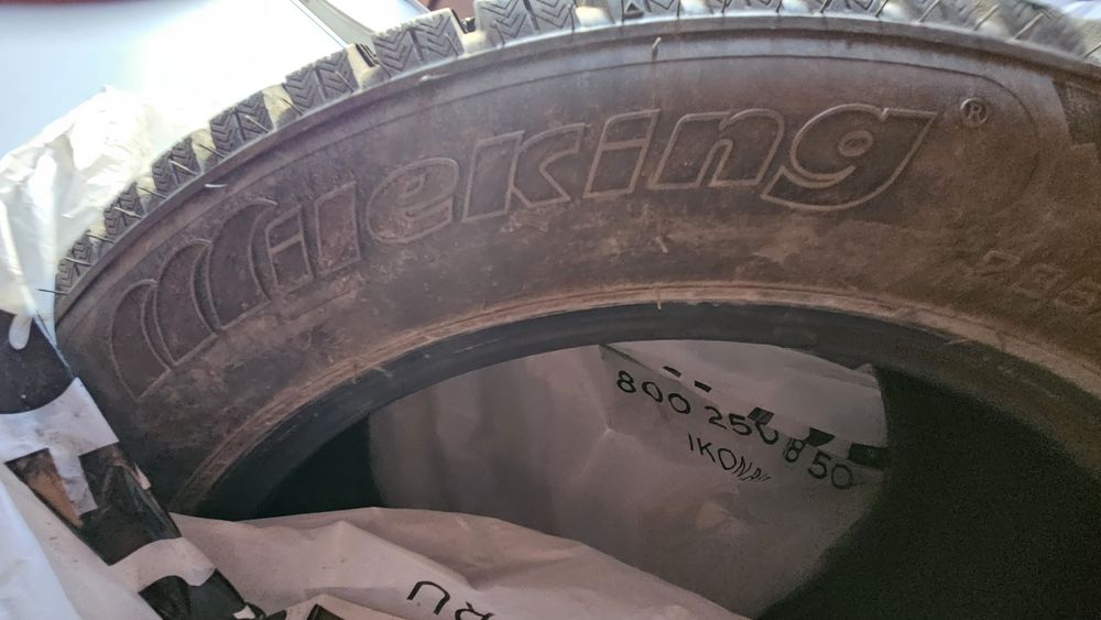 Продам два шипованых балона