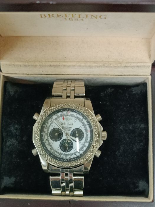 Breitling mixanichiski Shivitsar soati Angliyadan keltirilgan.