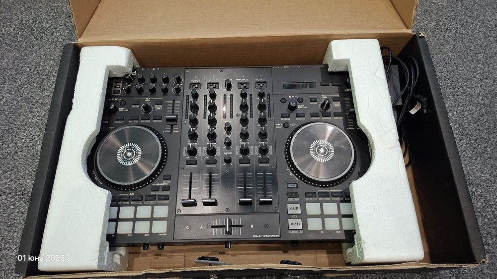 DJ контролер (конзола) Roland DJ 707m