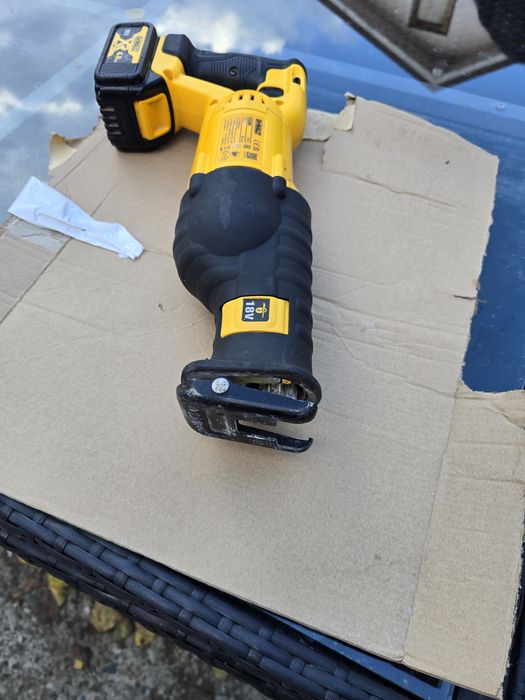 Fierăstrău dewalt dcs380