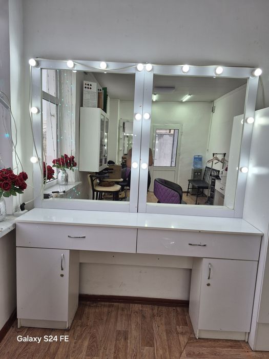 Зеркало с комодом