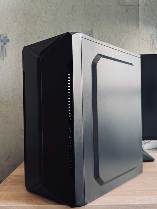 Корпус формата Micro-АТХ с боковой прозрачной панелью.