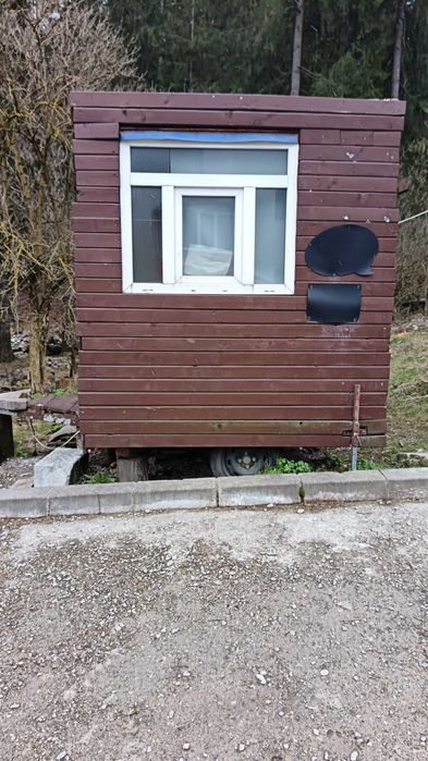 Vînd rulotă fast food.