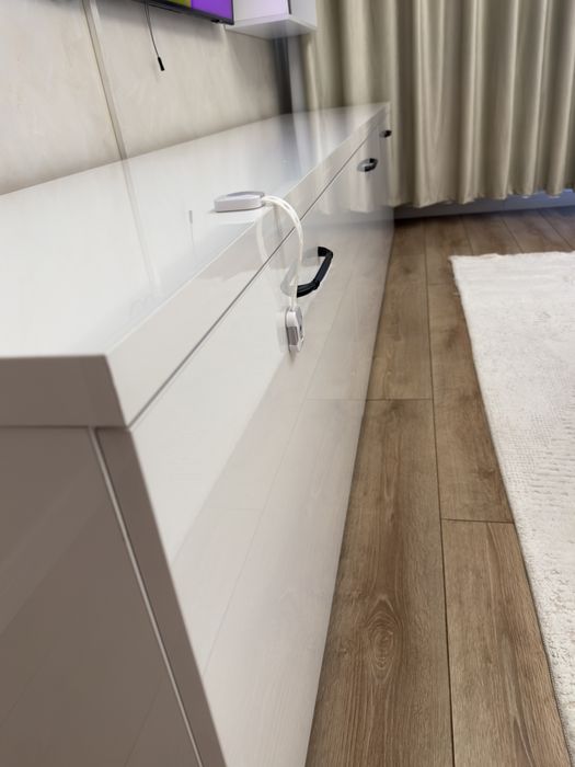 Comoda living MDF alb lucios.