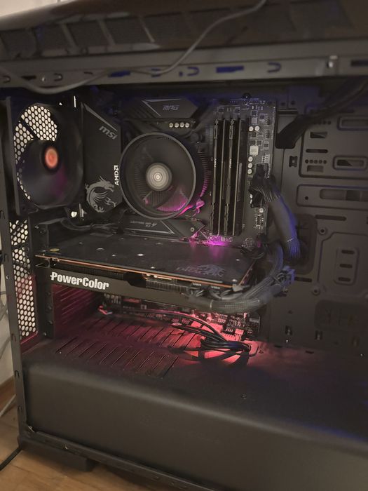 Продавам настолен Геймърски компютър  и монитор