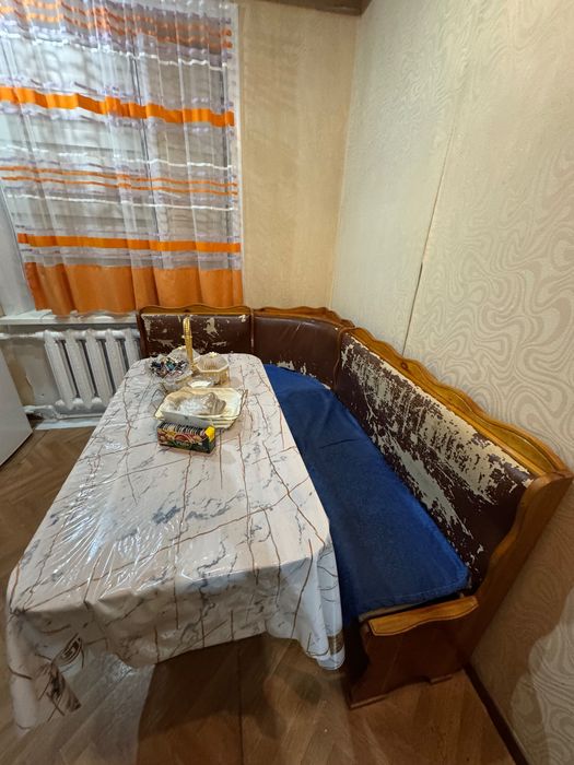 Угловой кухонный стол