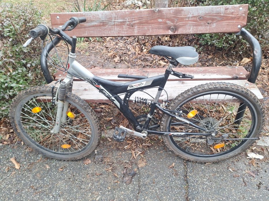 Vand bicicleta cu roti pe 26