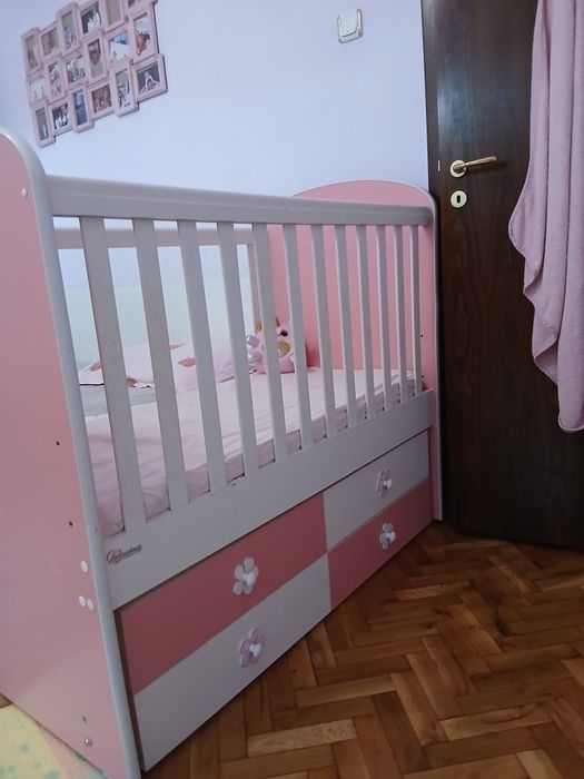 Детска кошара с люлеещ механизъм и матрак.