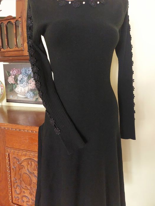 Rochie de vis tricotata,  materiale naturale, cu broderie si perle