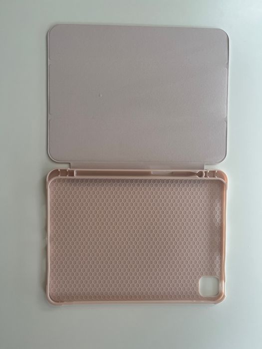 НЕИЗПОЛЗВАН розов калъф за iPad Pro 11" M5, 2025 със слот за Apple Pencil