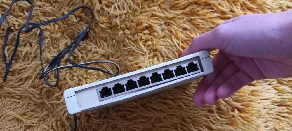 Продавам 8-портов 10/100 Mbps switch Repotec RP 1708-K