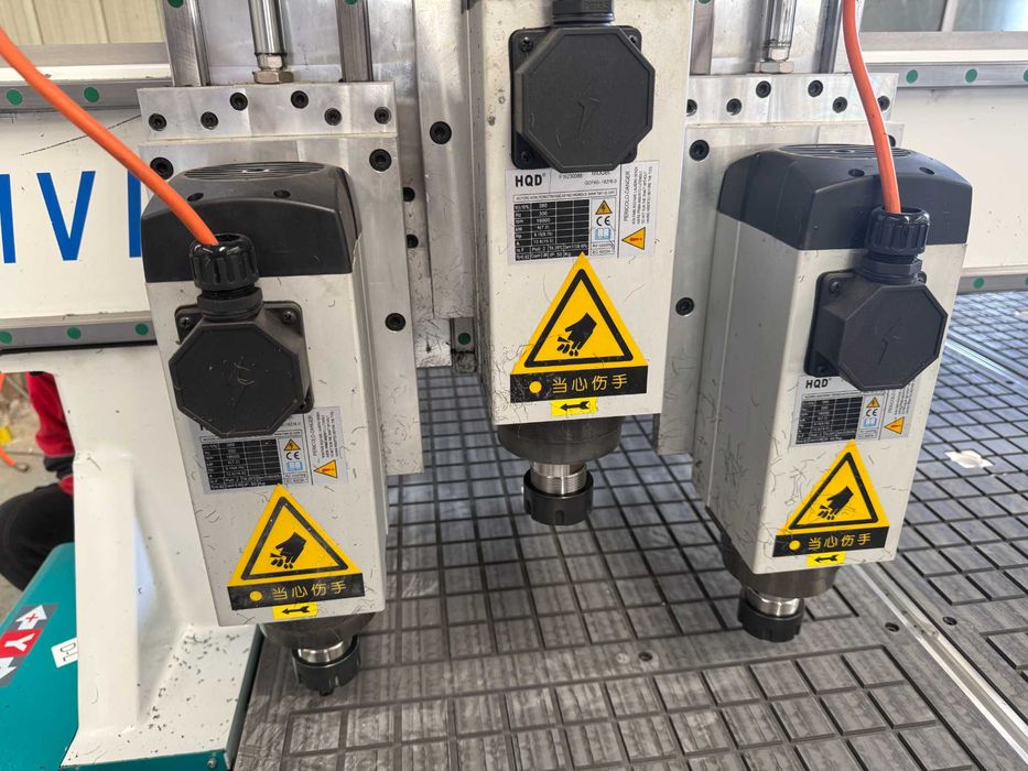 Router CNC cu 3 motoare si masa cu vacuum