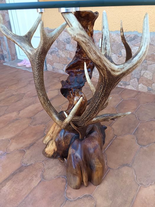 Маса със стъклен плот