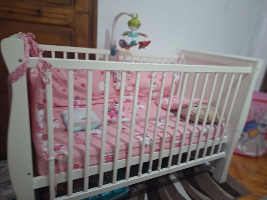 Pătuț din lemn pentru copii + saltea + lenjerie + protecții laterale