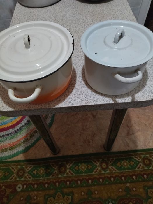 Продается мантоварка,казан и разные кастрюли.