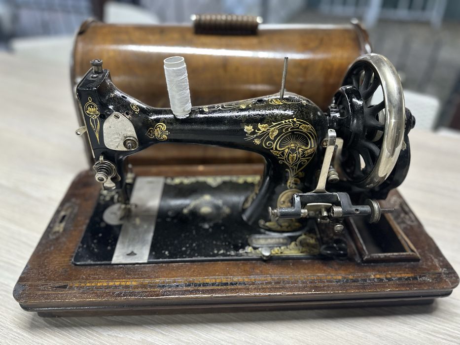 Masina de cusut veche tip Singer - marca Sillerberg, functionala